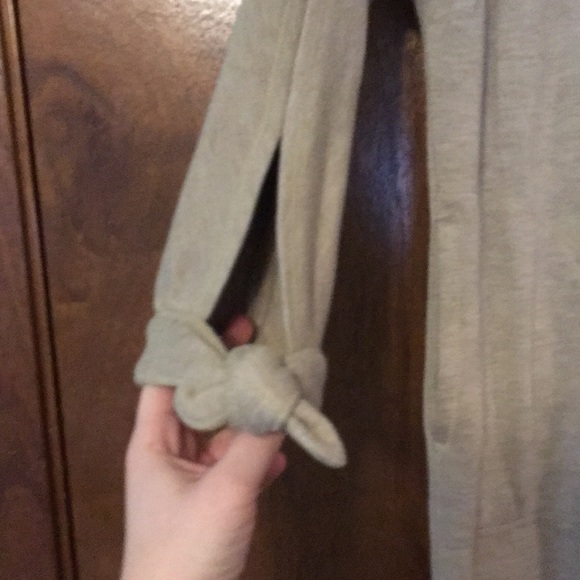 Max Studio Oatmeal Tunic w Pockets and Red Accents - Picture 5 of 5